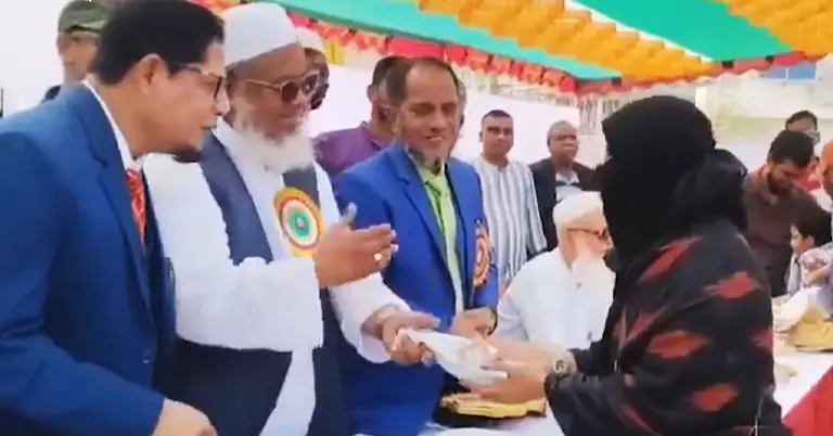 জমিয়ত উলামায়ে প্রার্থীর টাকাসহ পুরস্কার বিতরণের মুহূর্ত